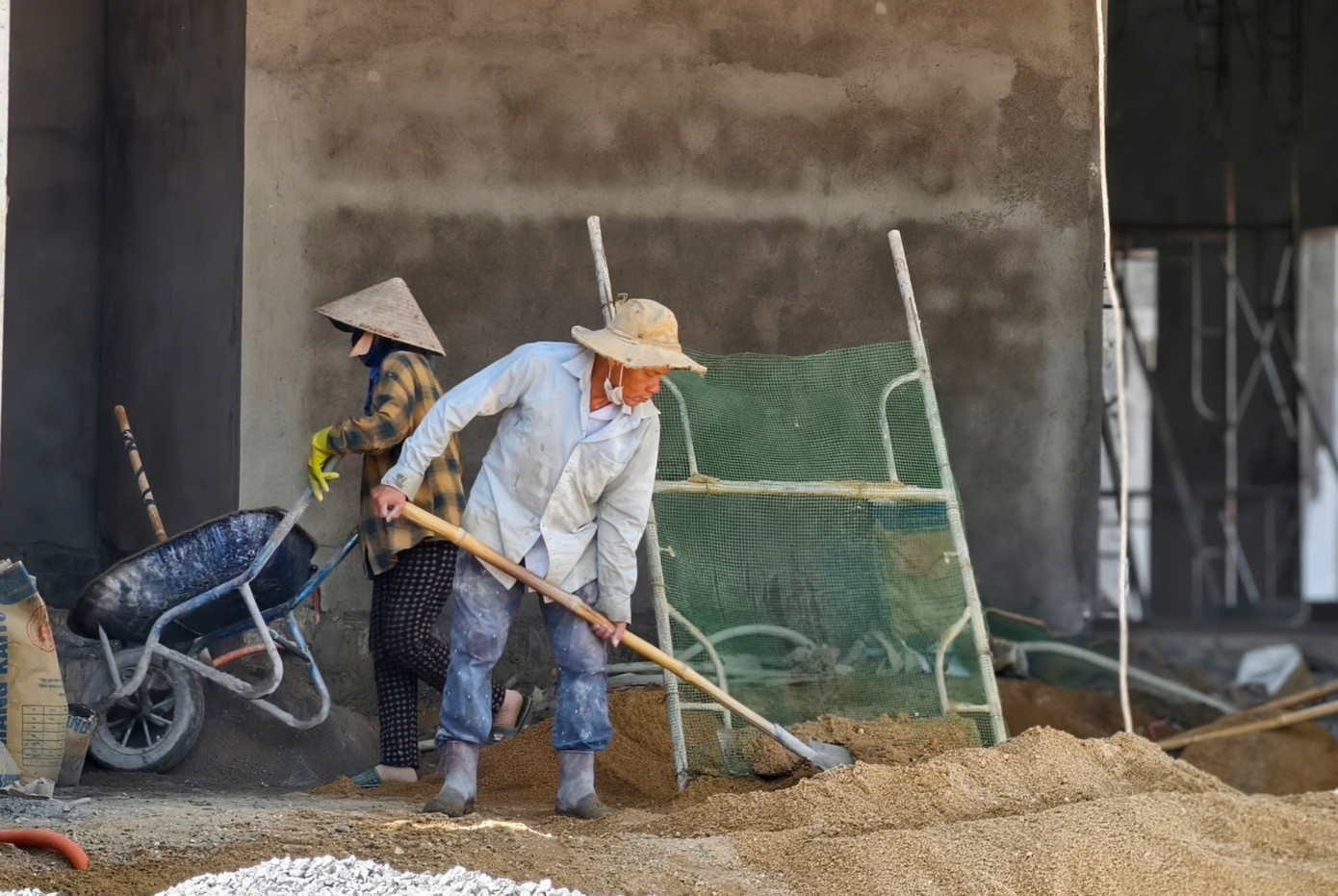 Theo ghi nhận của PV, tại ký túc xá Trường Chính trị tỉnh có hai khu: Một khu được cải tạo, một khu xây mới. Trên công trường có hơn 100 công nhân đang thi công liên tục ngày đêm để đảm bảo tiến độ.