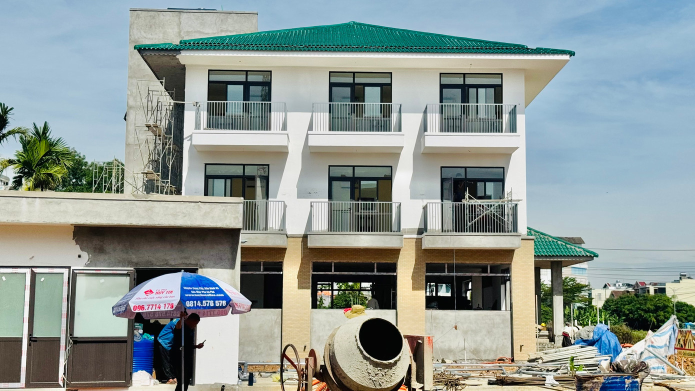 Riêng ký túc xá Trường Chính trị tỉnh có một dãy phòng xây mới và một khối phòng được sửa chữa. Đối với khối phòng xây mới, hiện đang trong giai đoạn hoàn thiện, lắp đặt các trang thiết bị, dự kiến hoàn thành trước ngày 30/7, các dãy còn lại sẽ hoàn tất vào 30/8.