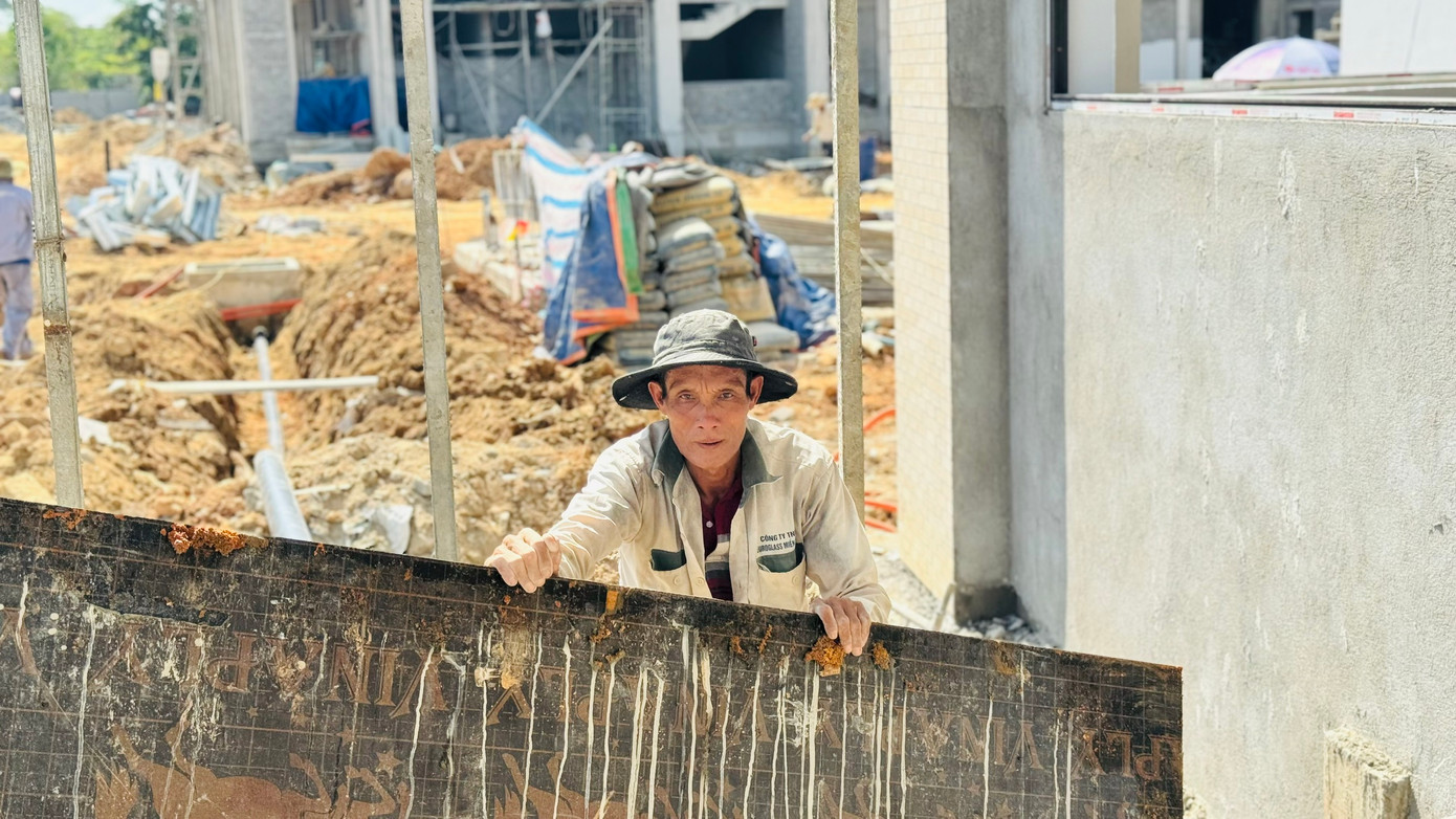 Theo ghi nhận của PV, tại ký túc xá Trường Chính trị tỉnh có hai khu: Một khu được cải tạo, một khu xây mới. Trên công trường có hơn 100 công nhân đang thi công liên tục ngày đêm để đảm bảo tiến độ.