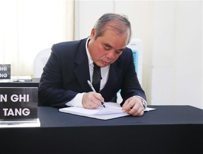 Ông Trần Hoàng Tuấn - Phó Chủ tịch Thường trực UBND tỉnh Quảng Ngãi viết vào sổ tang. Ông Trần Hoàng Tuấn - Phó Chủ tịch Thường trực UBND tỉnh Quảng Ngãi viết vào sổ tang.