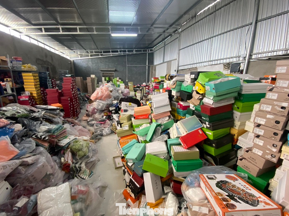 Hàng trăm mặt hàng không rõ nguồn gốc xuất xứ. Hàng trăm mặt hàng không rõ nguồn gốc xuất xứ.