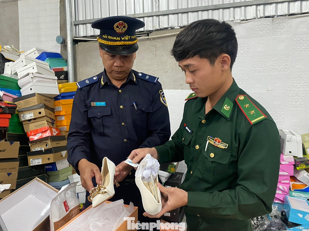 Lực lượng chức năng kiểm đếm số hàng hóa tại kho. Lực lượng chức năng kiểm đếm số hàng hóa tại kho.