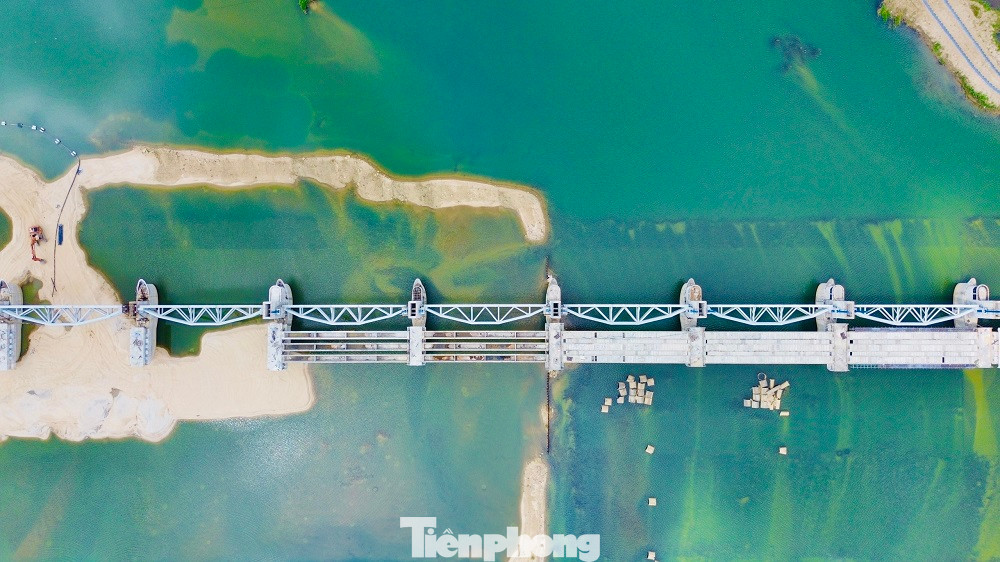 Dự án do Ban quản lý (BQL) Dự án đầu tư xây dựng các công trình giao thông tỉnh Quảng Ngãi làm chủ đầu tư. Dự án gồm cống ngăn sông 19 khoang, với tổng bề rộng gần 720m; bốn khoang tràn Piano; đường cá đi rộng 5m; cầu và đường giao thông có tổng chiều dài hơn 974m, chiều rộng mặt cầu 12m...