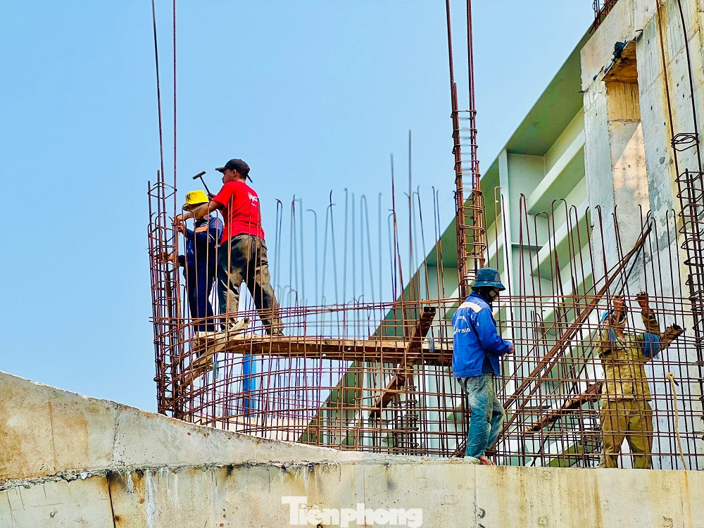 Theo ghi nhận của PV, từ tháng 3-7 là khoảng thời gian sông Trà Khúc cạn dòng, trời nắng ráo, điều kiện thuận lợi nhất để thi công Dự án Đập dâng hạ lưu sông Trà Khúc. Tuy nhiên theo quan sát, trên trên đại công trình nghìn tỷ này có rất ít công nhân làm việc, công trường ngổn ngang vật liệu xây dựng, sắt thép hoen gỉ sau một thời gian không được sử dụng và bảo quản.