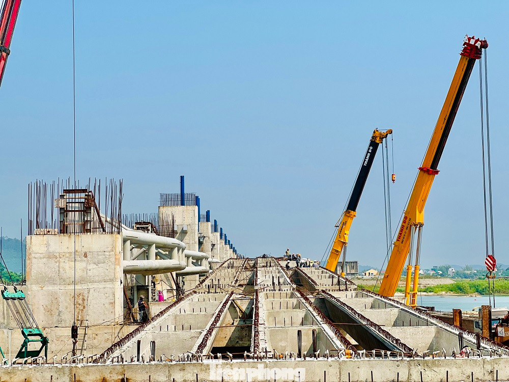 Cụ thể công trình có nhiều sai phạm như: chưa phù hợp quy hoạch chung TP Quảng Ngãi; khi quyết định phê duyệt chủ trương dự án, chưa phù hợp với quy hoạch thủy lợi, chưa phù hợp với quy hoạch ngành giao thông, quy hoạch tài nguyên nước; chưa có quyết định phê duyệt báo cáo đánh giá tác động môi trường và không cân đối được nguồn vốn.