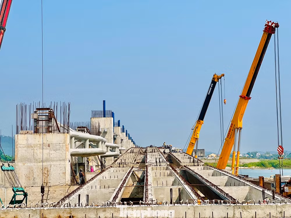Cụ thể công trình có nhiều sai phạm như: chưa phù hợp quy hoạch chung TP Quảng Ngãi; khi quyết định phê duyệt chủ trương dự án, chưa phù hợp với quy hoạch thủy lợi, chưa phù hợp với quy hoạch ngành giao thông, quy hoạch tài nguyên nước; chưa có quyết định phê duyệt báo cáo đánh giá tác động môi trường và không cân đối được nguồn vốn.