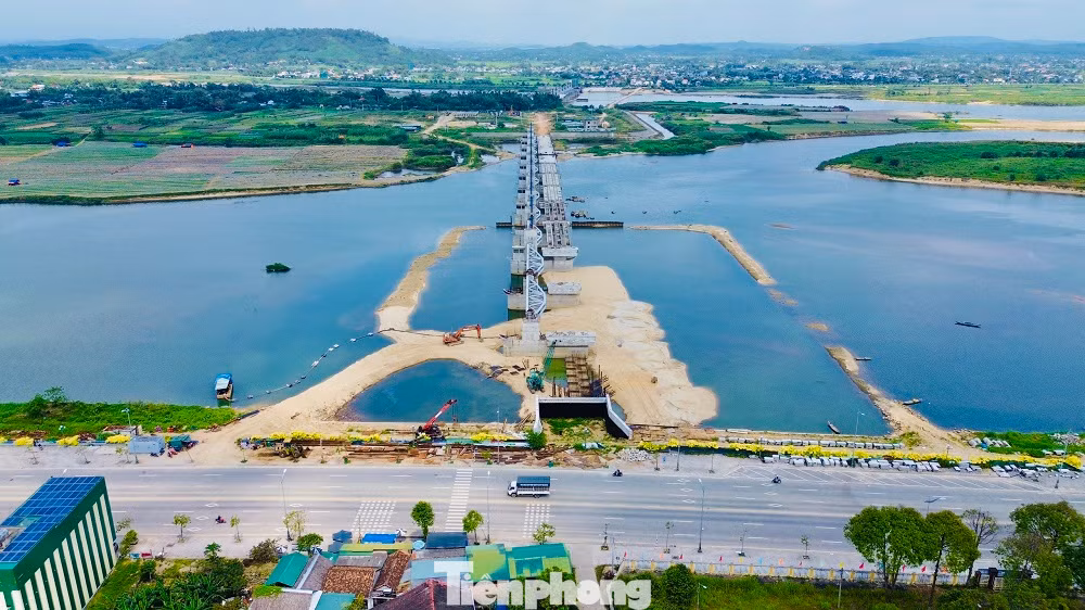 Dự án Đập dâng hạ lưu sông Trà Khúc nối 2 xã Tịnh An và Nghĩa Dũng (TP Quảng Ngãi) được phê duyệt lần đầu vào tháng 4/2004 với tổng mức đầu tư 60,7 tỷ đồng. Sau nhiều lần điều chỉnh, tổng vốn đầu tư của dự án tăng lên 1.498 tỷ đồng (gấp hơn 24 lần), nguồn vốn từ nguồn cải cách tiền lương và ngân sách tỉnh Quảng Ngãi.