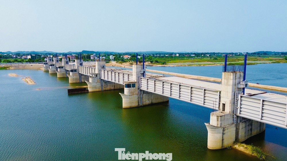 Dự án do Ban quản lý (BQL) Dự án đầu tư xây dựng các công trình giao thông tỉnh Quảng Ngãi làm chủ đầu tư. Dự án gồm cống ngăn sông 19 khoang, với tổng bề rộng gần 720m; bốn khoang tràn Piano; đường cá đi rộng 5m; cầu và đường giao thông có tổng chiều dài hơn 974m, chiều rộng mặt cầu 12m...