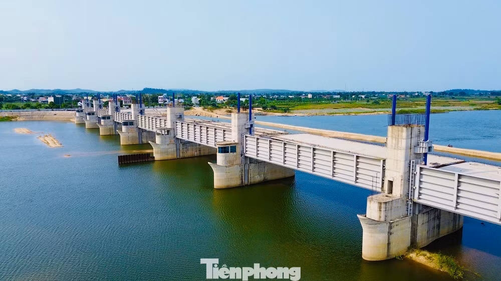 Dự án do Ban quản lý (BQL) Dự án đầu tư xây dựng các công trình giao thông tỉnh Quảng Ngãi làm chủ đầu tư. Dự án gồm cống ngăn sông 19 khoang, với tổng bề rộng gần 720m; bốn khoang tràn Piano; đường cá đi rộng 5m; cầu và đường giao thông có tổng chiều dài hơn 974m, chiều rộng mặt cầu 12m...