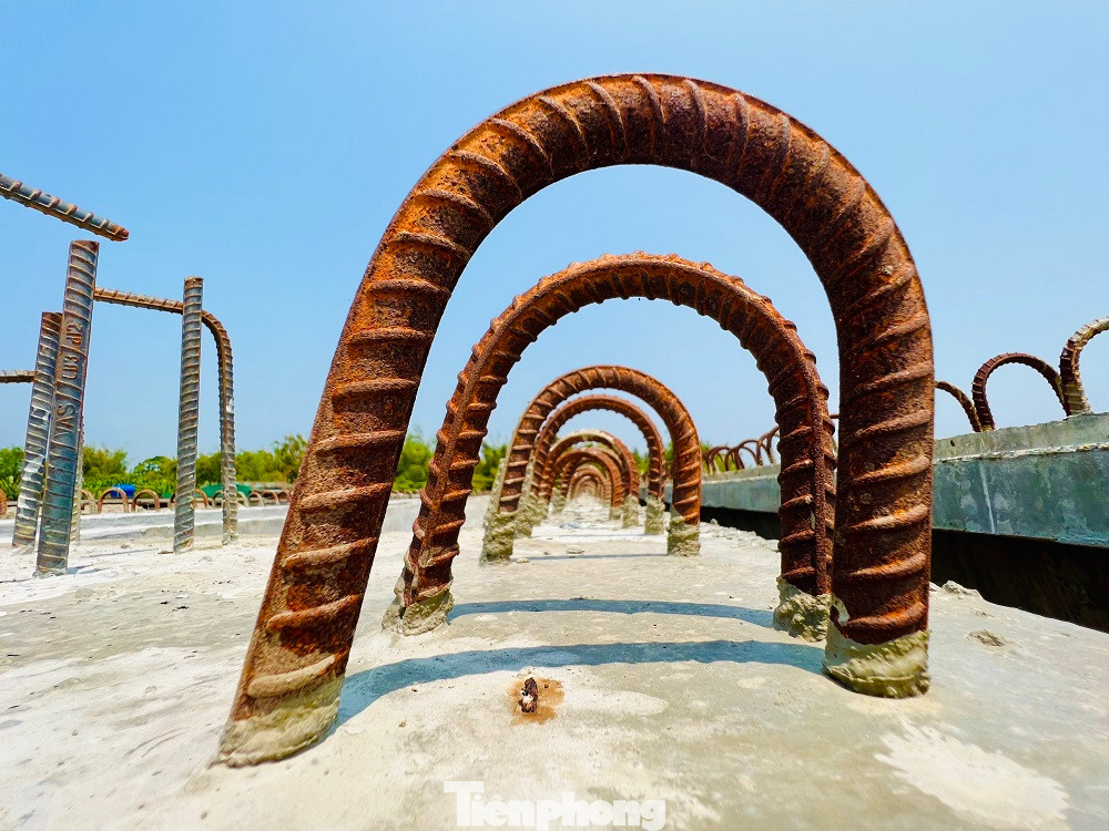 Trao đổi với PV, đại diện BQL dự án đầu tư xây dựng các công trình giao thông tỉnh Quảng Ngãi cho biết, sau gần 4 năm triển khai thi công, tổng giá trị khối lượng dự án thực hiện đến nay là 1.048 tỷ đồng, đạt khoảng 80%. Dự án cần bố trí thêm khoảng 430 tỷ đồng. Tuy nhiên sau khi cân đối, tỉnh chỉ bố trí được 200 tỷ đồng.