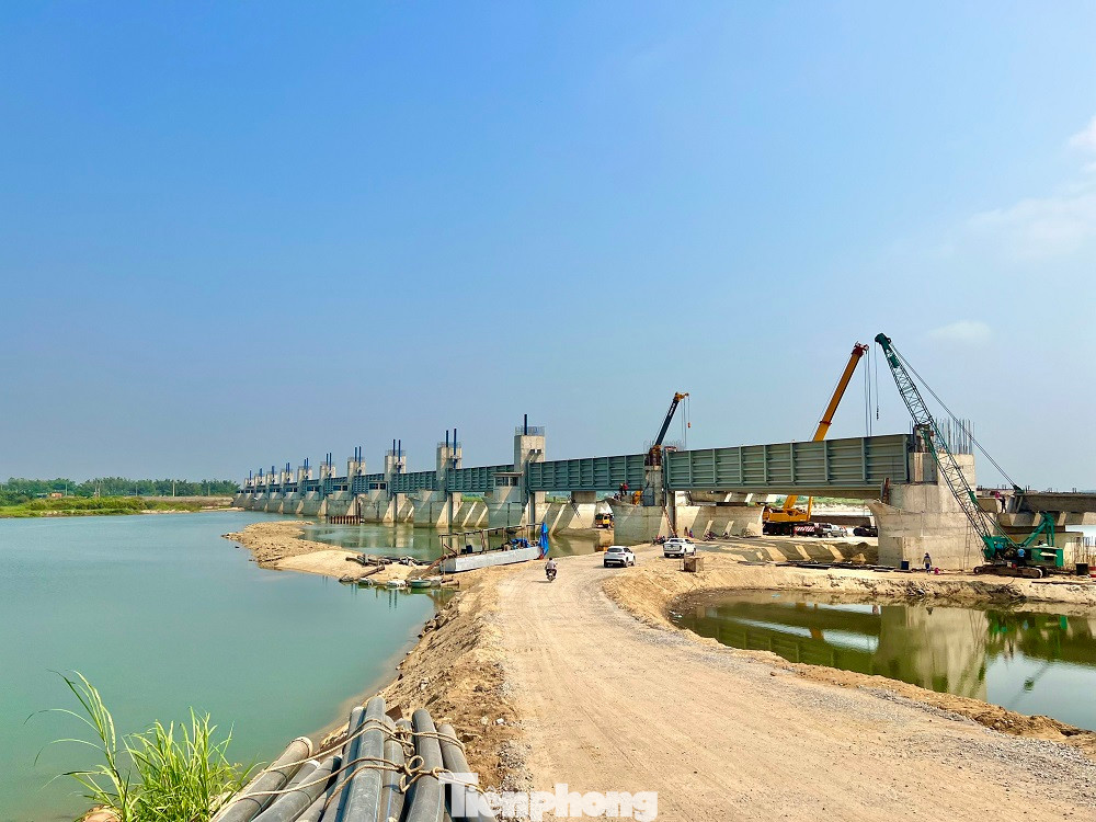 Mục tiêu của dự án là dâng nước tạo cảnh quan, góp phần cải thiện môi trường cho TP Quảng Ngãi. Ngoài ra, hạn chế xâm nhập mặn trong lòng sông về phía thượng lưu đập trong điều kiện biến đổi khí hậu, và khai thác quỹ đất phát triển đô thị dọc sông Trà Khúc…