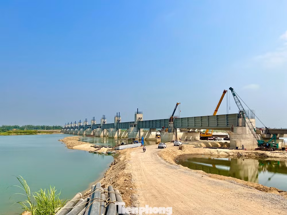 Mục tiêu của dự án là dâng nước tạo cảnh quan, góp phần cải thiện môi trường cho TP Quảng Ngãi. Ngoài ra, hạn chế xâm nhập mặn trong lòng sông về phía thượng lưu đập trong điều kiện biến đổi khí hậu, và khai thác quỹ đất phát triển đô thị dọc sông Trà Khúc…