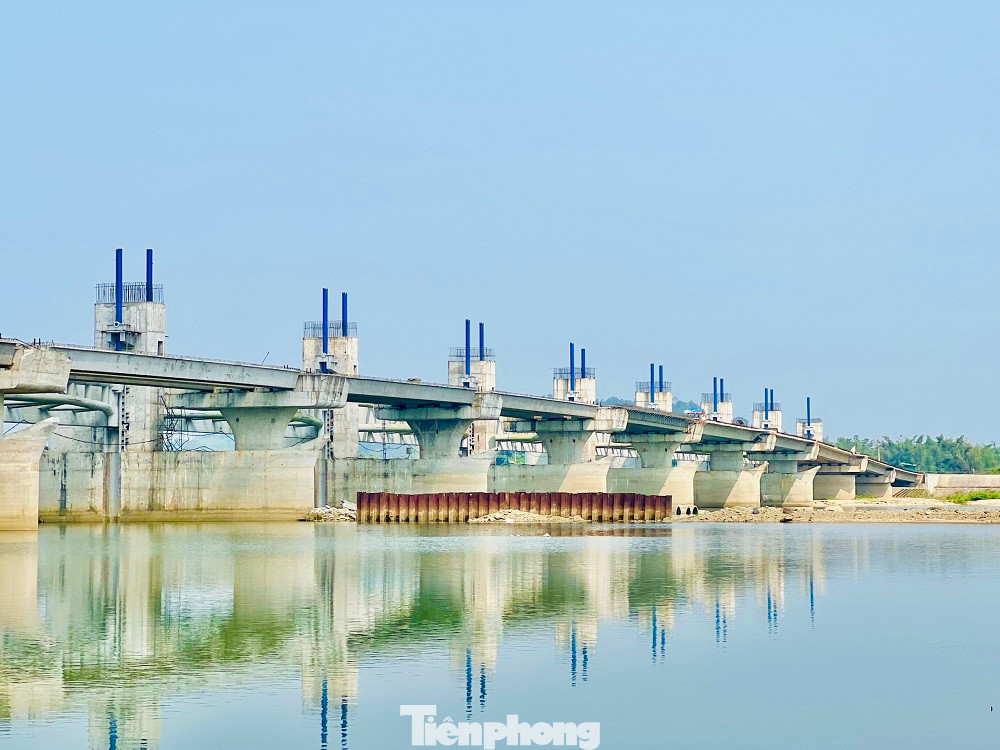 Trong đó, nổi cộm nhất là việc tỉnh Quảng Ngãi chi 200 tỷ đồng từ nguồn cải cách tiền lương cho dự án là trái với quy định Chính phủ, vì Trung ương bố trí số tiền này chỉ ưu tiên cho những dự án cấp bách, trong khi đập dâng sông Trà Khúc là dự án đầu tư trung hạn.