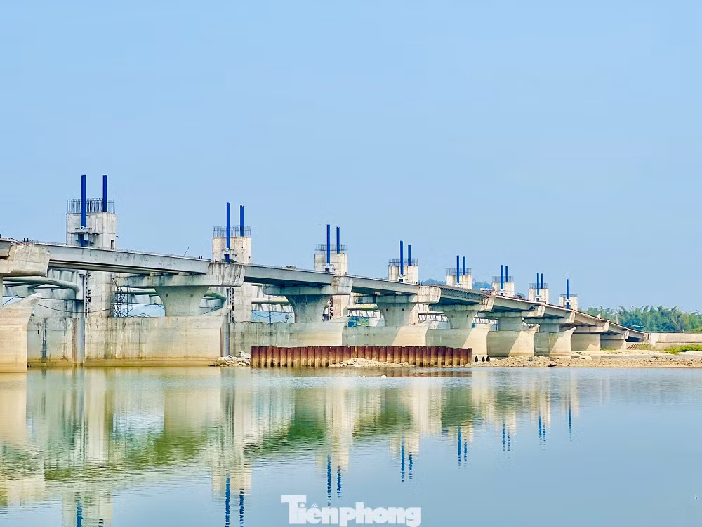 Trong đó, nổi cộm nhất là việc tỉnh Quảng Ngãi chi 200 tỷ đồng từ nguồn cải cách tiền lương cho dự án là trái với quy định Chính phủ, vì Trung ương bố trí số tiền này chỉ ưu tiên cho những dự án cấp bách, trong khi đập dâng sông Trà Khúc là dự án đầu tư trung hạn.
