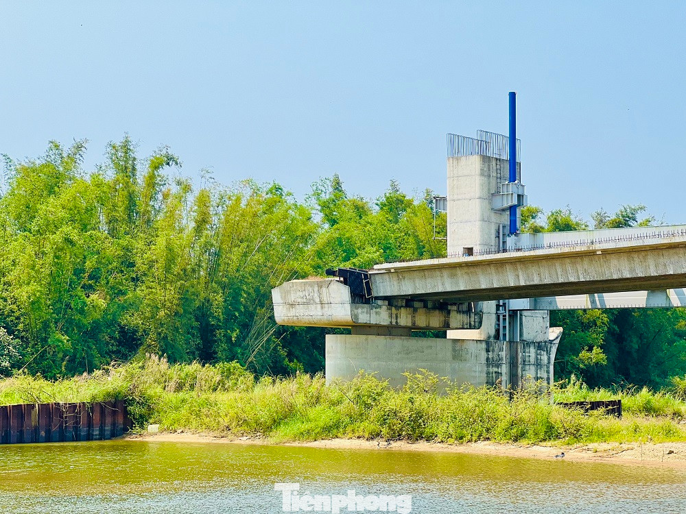 Cũng theo đại diện BQL dự án, vướng mắc lớn nhất hiện nay là chưa thể xác định giá đất ở, tính tiền sử dụng đất khi nhà nước bố trí đất tái định cư cho một số hộ dân trong vùng dự án. Hiện công nhân đang tập trung hoàn thiện phần mặt cầu trên đập ở bờ nam (xã Nghĩa Dũng, TP Quảng Ngãi).