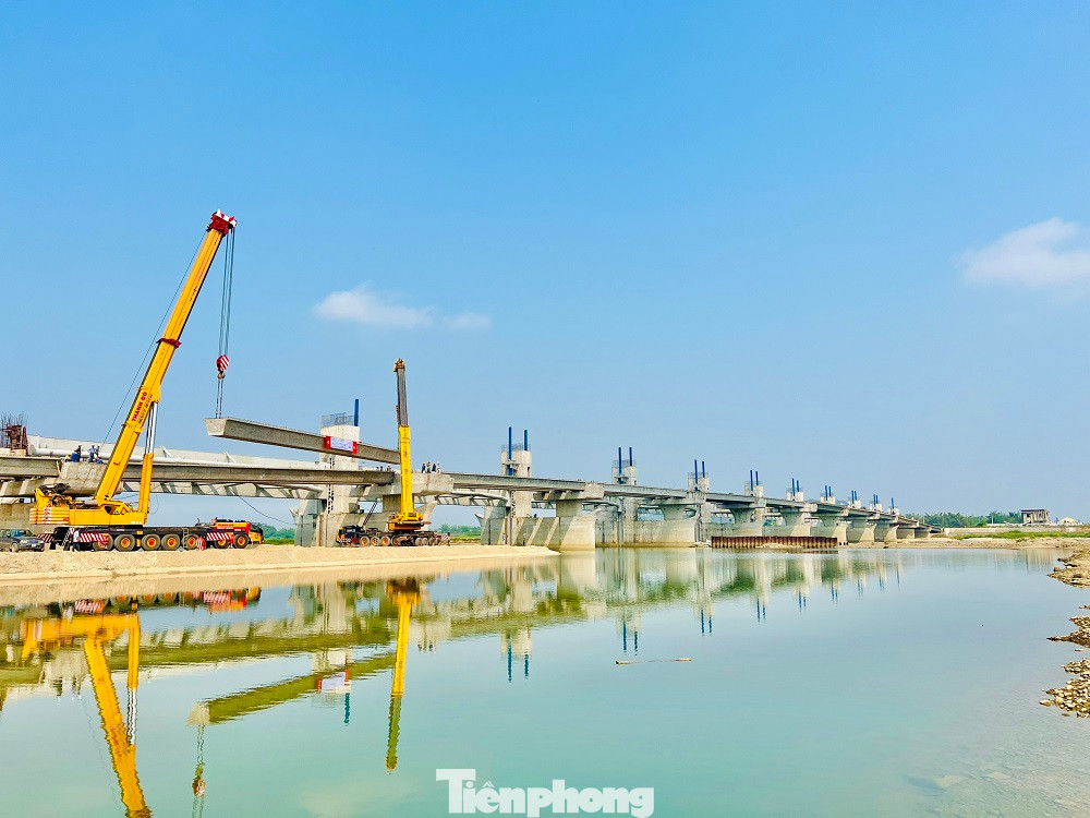 Dự án được phê duyệt lần đầu vào tháng 4/2004 với tổng mức đầu tư 60,7 tỷ đồng. Sau nhiều lần điều chỉnh, tổng vốn đầu tư của dự án tăng lên 1.498 tỷ đồng (gấp hơn 24 lần). Dự án được phê duyệt lần đầu vào tháng 4/2004 với tổng mức đầu tư 60,7 tỷ đồng. Sau nhiều lần điều chỉnh, tổng vốn đầu tư của dự án tăng lên 1.498 tỷ đồng (gấp hơn 24 lần).