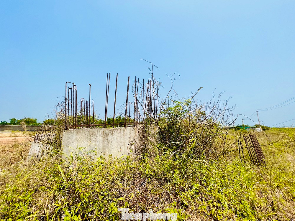 Trao đổi với PV, đại diện BQL dự án đầu tư xây dựng các công trình giao thông tỉnh Quảng Ngãi cho biết, sau gần 4 năm triển khai thi công, tổng giá trị khối lượng dự án thực hiện đến nay là 1.048 tỷ đồng, đạt khoảng 80%. Dự án cần bố trí thêm khoảng 430 tỷ đồng. Tuy nhiên sau khi cân đối, tỉnh chỉ bố trí được 200 tỷ đồng.