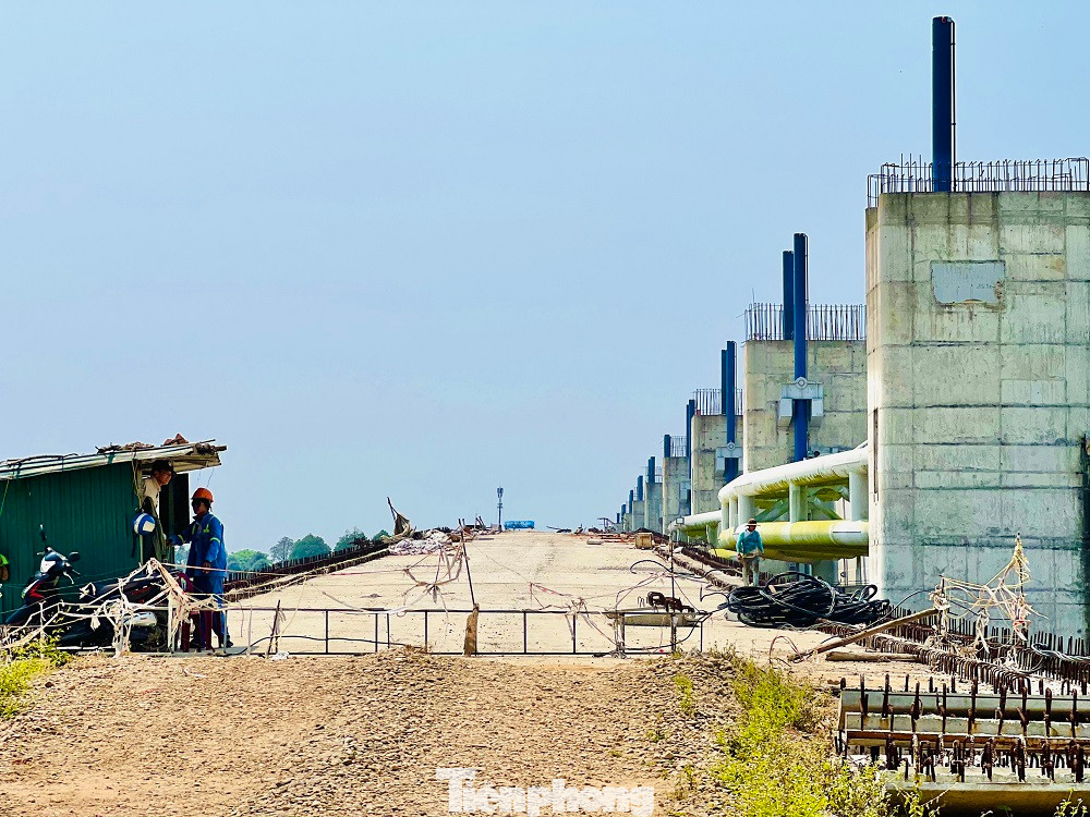 Cụ thể công trình có nhiều sai phạm như: chưa phù hợp quy hoạch chung TP Quảng Ngãi; khi quyết định phê duyệt chủ trương dự án, chưa phù hợp với quy hoạch thủy lợi, chưa phù hợp với quy hoạch ngành giao thông, quy hoạch tài nguyên nước; chưa có quyết định phê duyệt báo cáo đánh giá tác động môi trường và không cân đối được nguồn vốn.