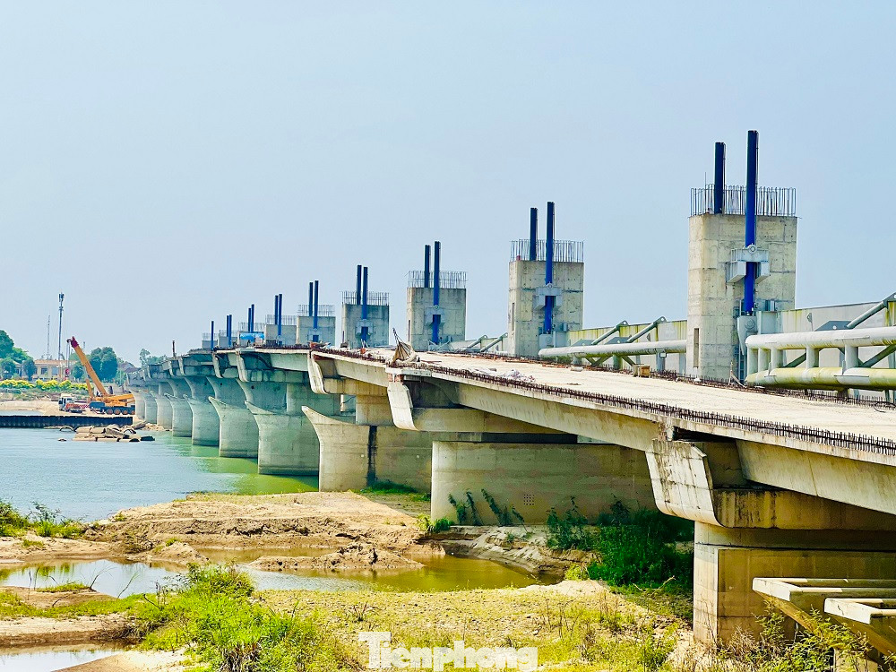 Dự án Đập dâng hạ lưu sông Trà Khúc có tổng mức đầu tư gần 1.500 tỷ đồng. Dự án Đập dâng hạ lưu sông Trà Khúc có tổng mức đầu tư gần 1.500 tỷ đồng.