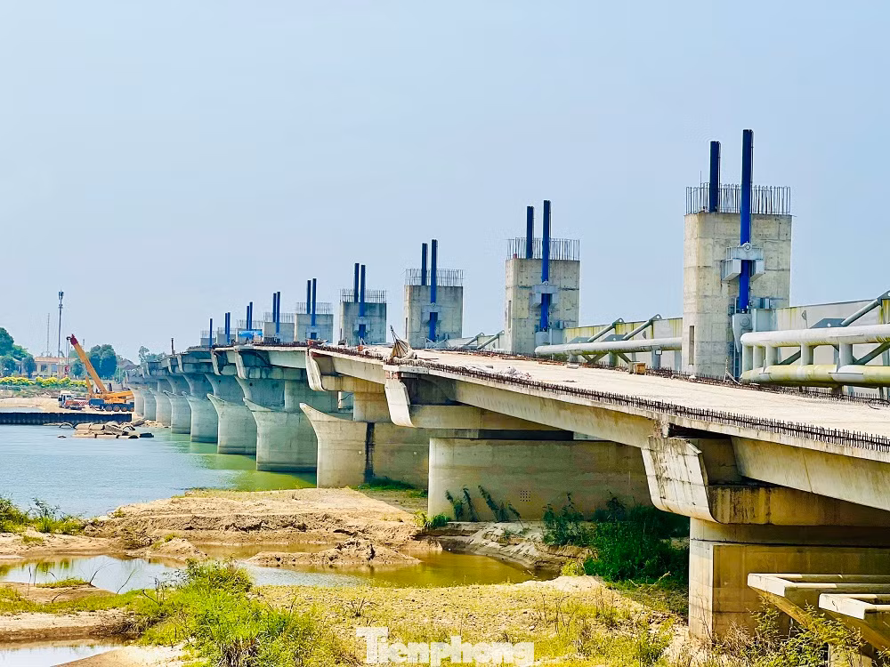 Mục tiêu của dự án là dâng nước tạo cảnh quan, góp phần cải thiện môi trường cho TP Quảng Ngãi. Ngoài ra, hạn chế xâm nhập mặn trong lòng sông về phía thượng lưu đập trong điều kiện biến đổi khí hậu, và khai thác quỹ đất phát triển đô thị dọc sông Trà Khúc…