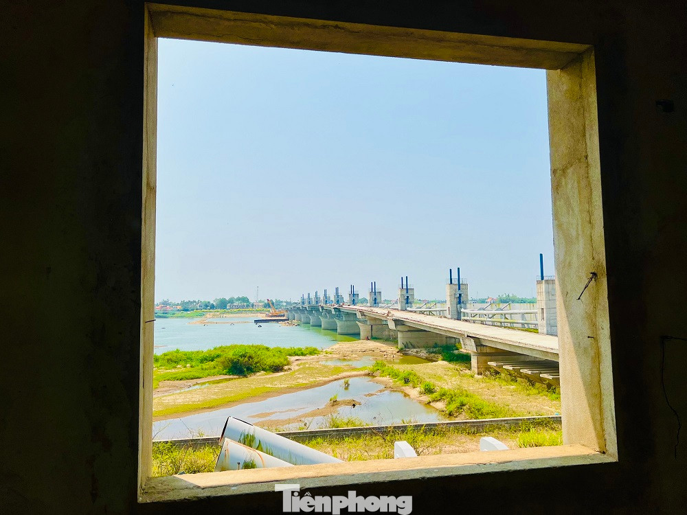 Do có nhiều vướng mắc nên tiến độ dự án cũng được kéo giãn từ năm 2021 sang năm 2023. Chủ tịch UBND tỉnh Quảng Ngãi Đặng Văn Minh cũng nhiều lần đốc thúc chủ đầu tư phải đẩy nhanh tiến độ, hoàn thành dự án vào cuối năm 2023. Tuy nhiên, công trình này lại một lần nữa phải giãn tiến độ sang năm 2024.