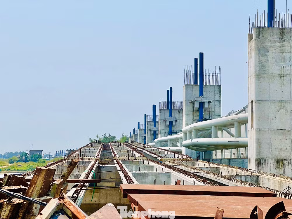 Trong đó, nổi cộm nhất là việc tỉnh Quảng Ngãi chi 200 tỷ đồng từ nguồn cải cách tiền lương cho dự án là trái với quy định Chính phủ, vì Trung ương bố trí số tiền này chỉ ưu tiên cho những dự án cấp bách, trong khi đập dâng sông Trà Khúc là dự án đầu tư trung hạn.