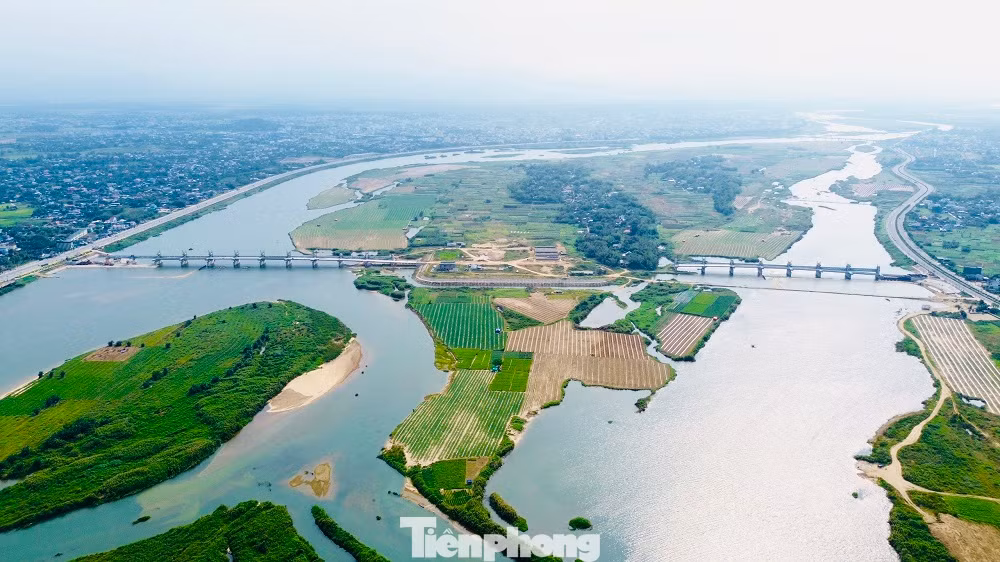 Dự án Đập dâng hạ lưu sông Trà Khúc nối 2 xã Tịnh An và Nghĩa Dũng (TP Quảng Ngãi) được phê duyệt lần đầu vào tháng 4/2004 với tổng mức đầu tư 60,7 tỷ đồng. Sau nhiều lần điều chỉnh, tổng vốn đầu tư của dự án tăng lên 1.498 tỷ đồng (gấp hơn 24 lần), nguồn vốn từ nguồn cải cách tiền lương và ngân sách tỉnh Quảng Ngãi.
