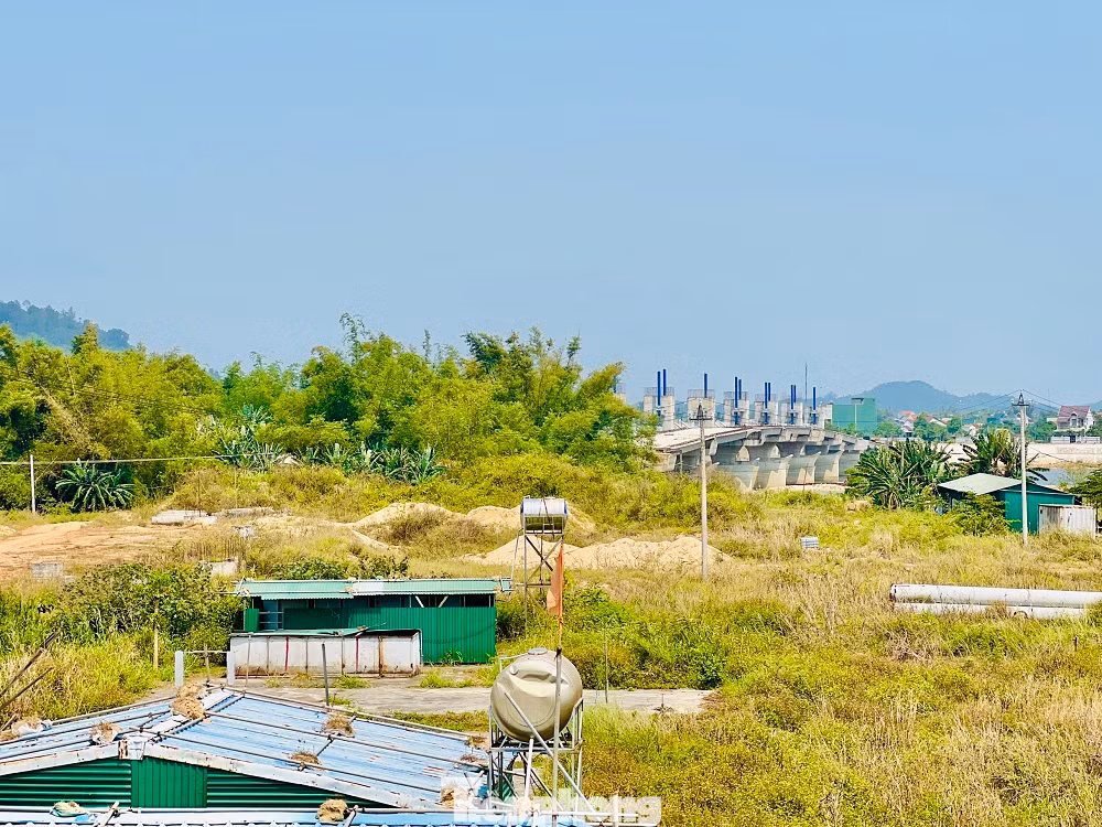 Nhà điều hành công trình cơ bản đã hoàn thiện, tuy nhiên xung quanh cỏ dại mọc um tùm… Nhiều người dân thôn An Phú (xã Tịnh An, TP Quảng Ngãi) có đất đai, nhà cửa nằm trong vùng dự án vẫn chưa được di dời.
