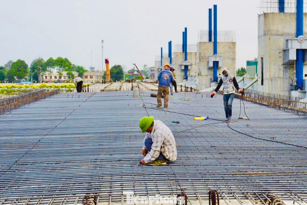 Theo ghi nhận của PV, từ tháng 3-7 là khoảng thời gian sông Trà Khúc cạn dòng, trời nắng ráo, điều kiện thuận lợi nhất để thi công Dự án Đập dâng hạ lưu sông Trà Khúc. Tuy nhiên theo quan sát, trên trên đại công trình nghìn tỷ này có rất ít công nhân làm việc, công trường ngổn ngang vật liệu xây dựng, sắt thép hoen gỉ sau một thời gian không được sử dụng và bảo quản.