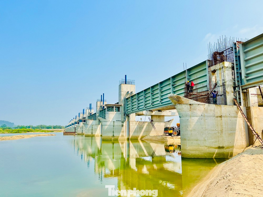 Do có nhiều vướng mắc nên tiến độ dự án cũng được kéo giãn từ năm 2021 sang năm 2023. Chủ tịch UBND tỉnh Quảng Ngãi Đặng Văn Minh cũng nhiều lần đốc thúc chủ đầu tư phải đẩy nhanh tiến độ, hoàn thành dự án vào cuối năm 2023. Tuy nhiên, công trình này lại một lần nữa phải giãn tiến độ sang năm 2024.