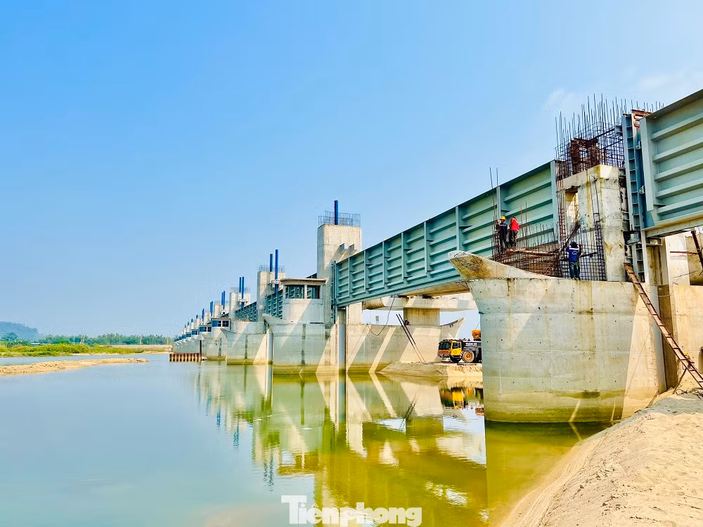 Do có nhiều vướng mắc nên tiến độ dự án cũng được kéo giãn từ năm 2021 sang năm 2023. Chủ tịch UBND tỉnh Quảng Ngãi Đặng Văn Minh cũng nhiều lần đốc thúc chủ đầu tư phải đẩy nhanh tiến độ, hoàn thành dự án vào cuối năm 2023. Tuy nhiên, công trình này lại một lần nữa phải giãn tiến độ sang năm 2024.