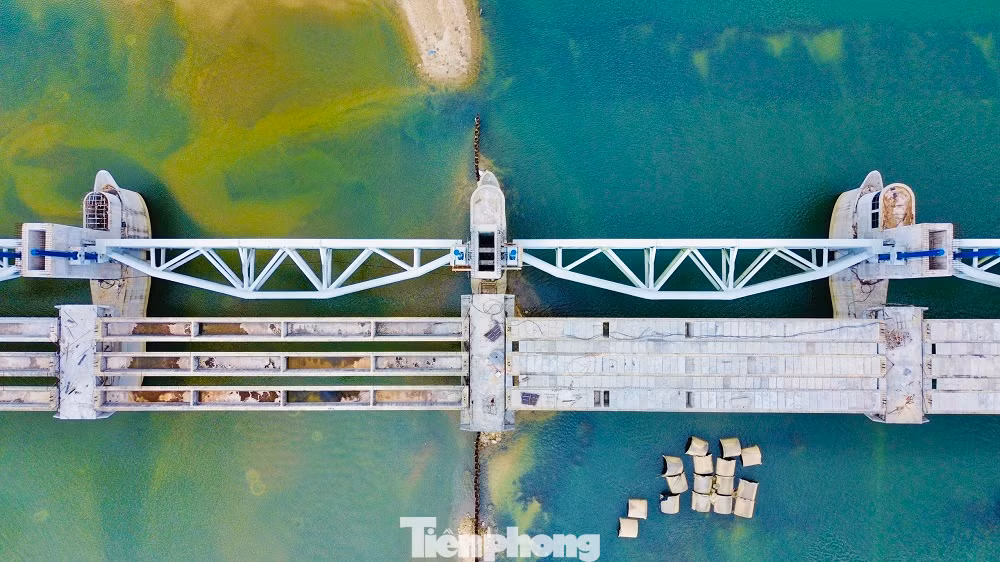 “Dự án được giãn tiến độ thực hiện sang năm 2024. Trước mắt, chủ đầu tư sẽ phối hợp với các đơn vị liên quan giải quyết vướng mắc về mặt bằng, triển khai thi công phần cầu trước nhằm phục vụ người dân. Khi có mặt bằng, chúng tôi sẽ nhanh chóng hoàn thành phần cầu trên đập. Cầu hoàn thành sẽ đưa vào phục vụ người dân rút ngắn thời gian lưu thông giữa 2 bờ sông”, đại diện BQL dự án nói thêm.