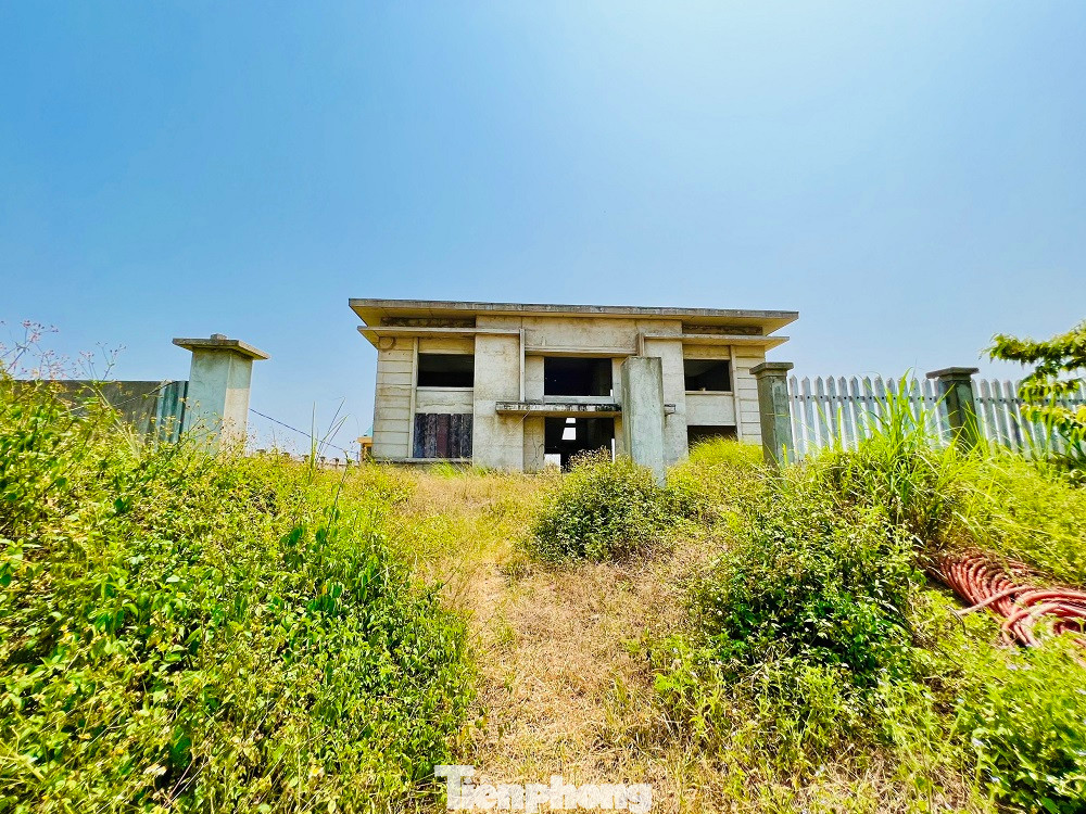 Nhà điều hành công trình cơ bản đã hoàn thiện, tuy nhiên xung quanh cỏ dại mọc um tùm… Nhiều người dân thôn An Phú (xã Tịnh An, TP Quảng Ngãi) có đất đai, nhà cửa nằm trong vùng dự án vẫn chưa được di dời.