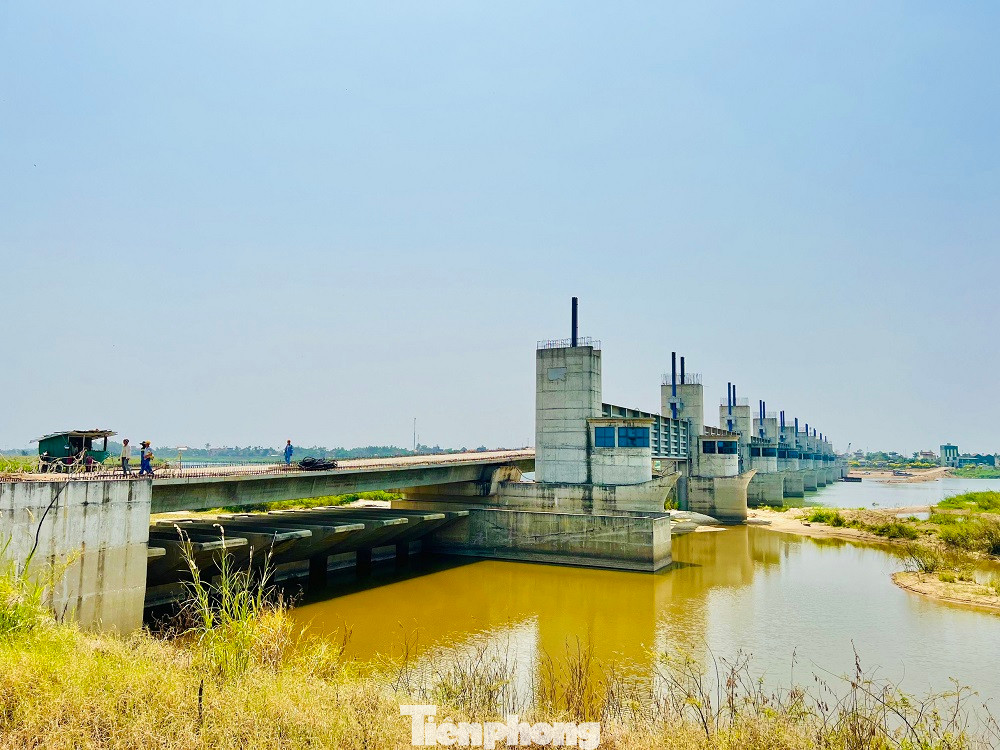 Cũng theo đại diện BQL dự án, vướng mắc lớn nhất hiện nay là chưa thể xác định giá đất ở, tính tiền sử dụng đất khi nhà nước bố trí đất tái định cư cho một số hộ dân trong vùng dự án. Hiện công nhân đang tập trung hoàn thiện phần mặt cầu trên đập ở bờ nam (xã Nghĩa Dũng, TP Quảng Ngãi).