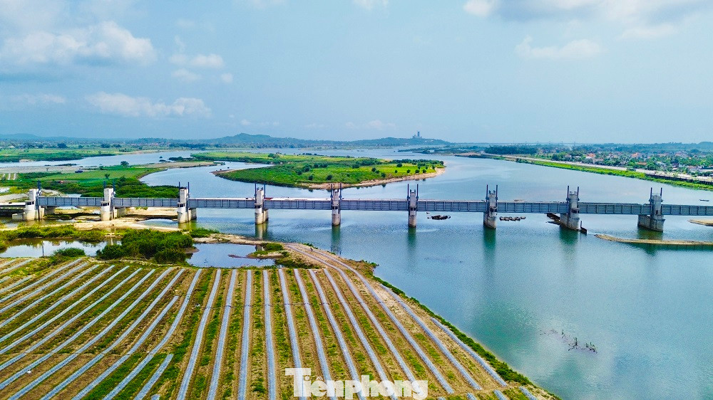 “Dự án được giãn tiến độ thực hiện sang năm 2024. Trước mắt, chủ đầu tư sẽ phối hợp với các đơn vị liên quan giải quyết vướng mắc về mặt bằng, triển khai thi công phần cầu trước nhằm phục vụ người dân. Khi có mặt bằng, chúng tôi sẽ nhanh chóng hoàn thành phần cầu trên đập. Cầu hoàn thành sẽ đưa vào phục vụ người dân rút ngắn thời gian lưu thông giữa 2 bờ sông”, đại diện BQL dự án nói thêm.