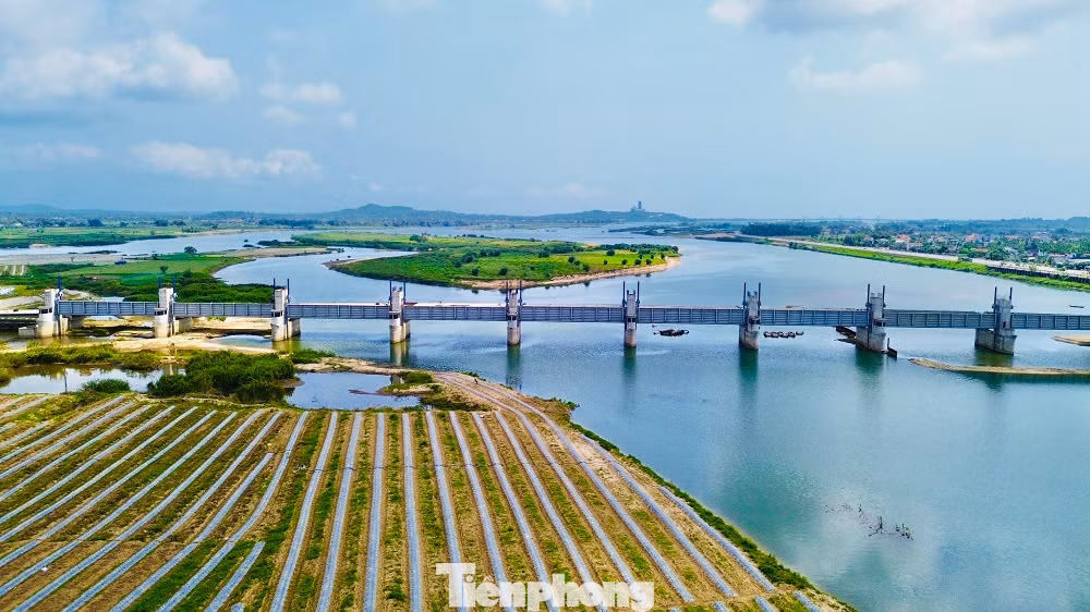 “Dự án được giãn tiến độ thực hiện sang năm 2024. Trước mắt, chủ đầu tư sẽ phối hợp với các đơn vị liên quan giải quyết vướng mắc về mặt bằng, triển khai thi công phần cầu trước nhằm phục vụ người dân. Khi có mặt bằng, chúng tôi sẽ nhanh chóng hoàn thành phần cầu trên đập. Cầu hoàn thành sẽ đưa vào phục vụ người dân rút ngắn thời gian lưu thông giữa 2 bờ sông”, đại diện BQL dự án nói thêm.