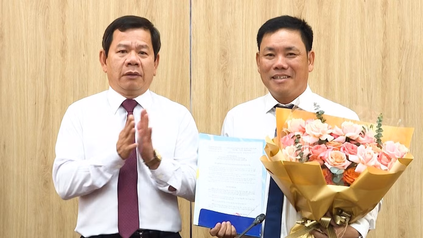 Ông Nguyễn Văn Trọng nhận quyết định bổ nhiệm chức vụ Giám đốc Sở KH&amp;ĐT tỉnh Quảng Ngãi