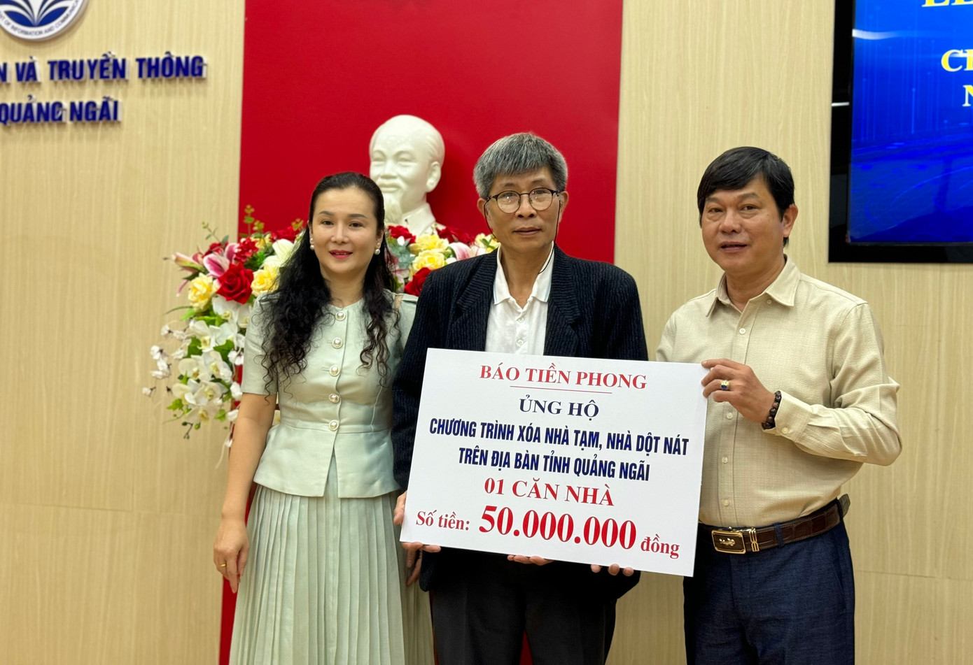 Nhà báo Trần Tuấn thay mặt báo Tiền Phong trao ủng hộ Chương trình