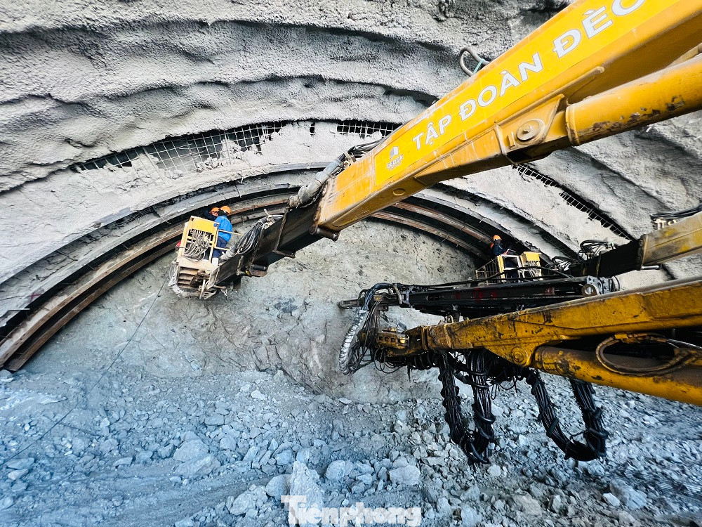 Trên tuyến cao tốc này có 3 hầm xuyên núi gồm hầm 1 hầm 2 thuộc gói XL2 và hầm 3 thuộc gói XL3. Trong đó, hầm số 1 có chiều dài 610m, hầm số 2 dài 700m và hầm số 3 là hầm cấp đặc biệt với chiều dài 3.200m.