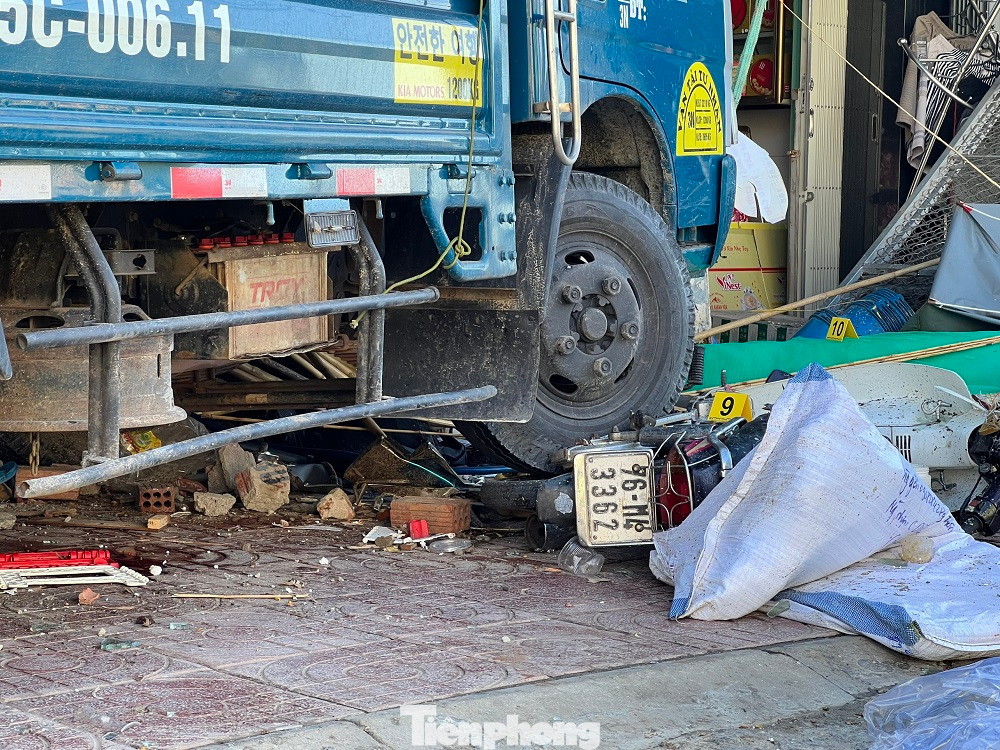 Đến 17h25 cùng ngày (21/7), lực lượng chức năng đã cẩu chiếc ô tô tải gây tai nạn rời khỏi hiện trường.