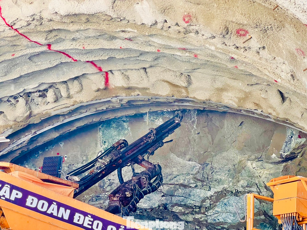 Việc sử dụng máy khoan hầm cỡ lớn theo công nghệ khoan hầm mới của Áo (NATM) được nhà thầu Đèo Cả sử dụng để gia tăng sản lượng và rút ngắn thời gian thi công, đảm bảo kế hoạch giải ngân vốn mà Bộ GTVT đề ra.
