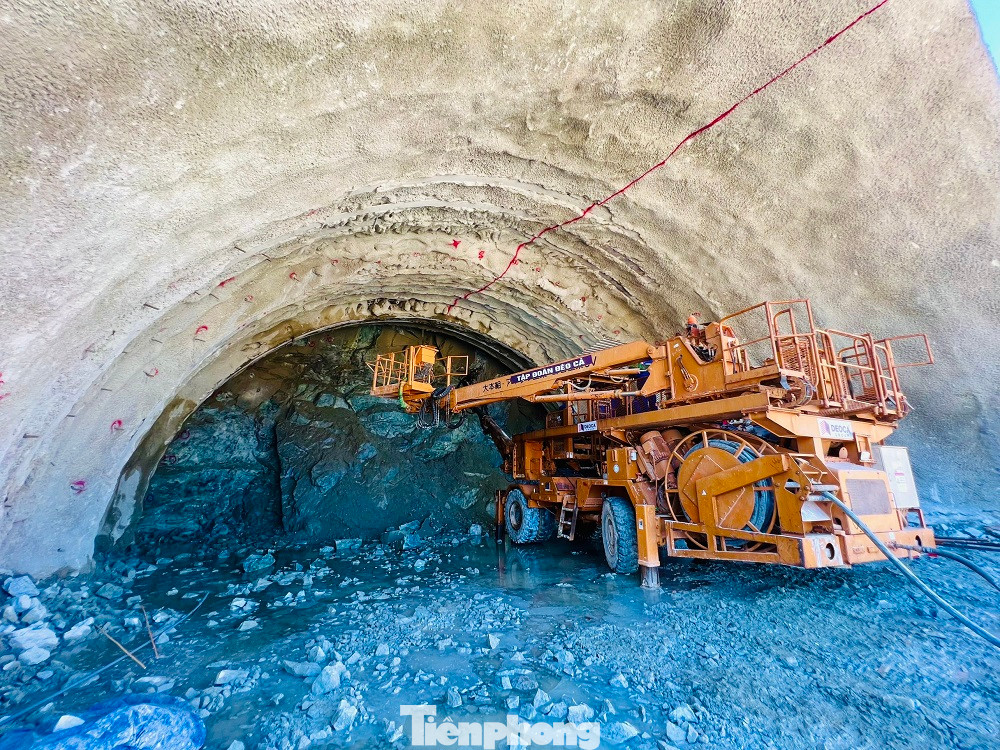 Ông Nguyễn Quang Huy – Phó Tổng Giám đốc Tập đoàn Đèo Cả cho biết, dự án đã triển khai 35 mũi thi công trên hiện trường với gần 1.800 nhân sự và gần 700 máy móc thiết bị. Hiện đã triển khai thi công đồng loạt cả 3 hầm, công tác đào cửa hầm đạt 6/6 cửa hầm. Đơn vị đang tập trung cho 2 mục tiêu chính là thông hầm số 2 và tăng sản lượng thi công.