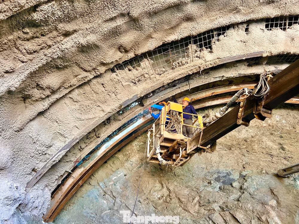 Sau khi khoan lớp mặt, nhà thầu sử dụng giá đỡ để gia cố nóc hầm và tiến hành khoan sâu vào bên trong. Sau mỗi đợt khoan sẽ phun bê tông tươi để gia cố và tăng độ bền cho công trình, ngăn không cho các khối đá biến dạng.