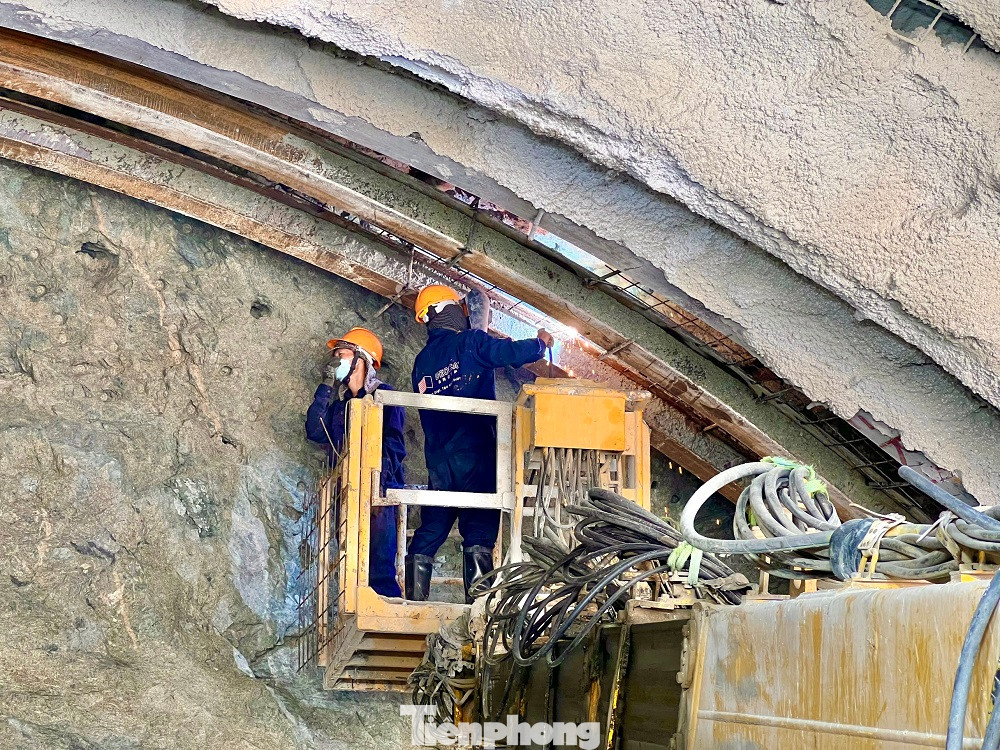 Theo ghi nhận của PV, các cửa hầm đã thi công vào sâu bên trong khoảng hơn 10m, các công nhân làm việc 24/24. Tại cửa hầm số 2 phía Bắc (thuộc xã Phổ Cường, thị xã Đức Phổ, tỉnh Quảng Ngãi), hàng chục cán bộ kỹ thuật, công nhân và máy móc chuyên dụng đang miệt mài làm việc.