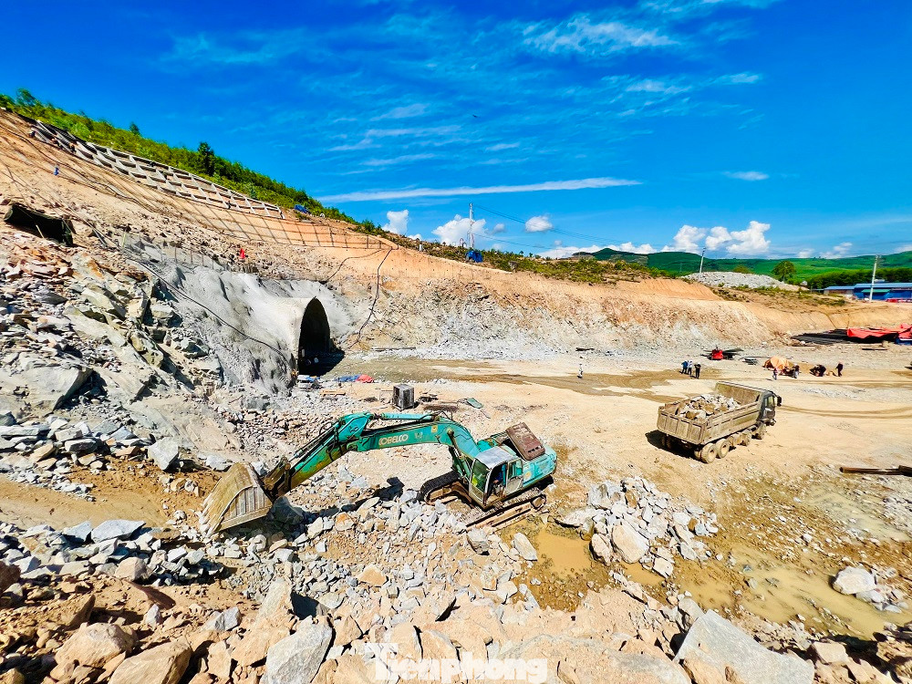 “Tại hầm số 2, theo tiến độ được phê duyệt sẽ thông hầm vào tháng 4/2024. Tuy nhiên nhờ công nghệ thi công hầm theo phương pháp mới và sự nỗ lực của ê kíp thi công, nên đến cuối 2023 chúng tôi sẽ thông hầm số 2, rút ngắn thời gian thông hầm 4 tháng”, ông Huy nói.