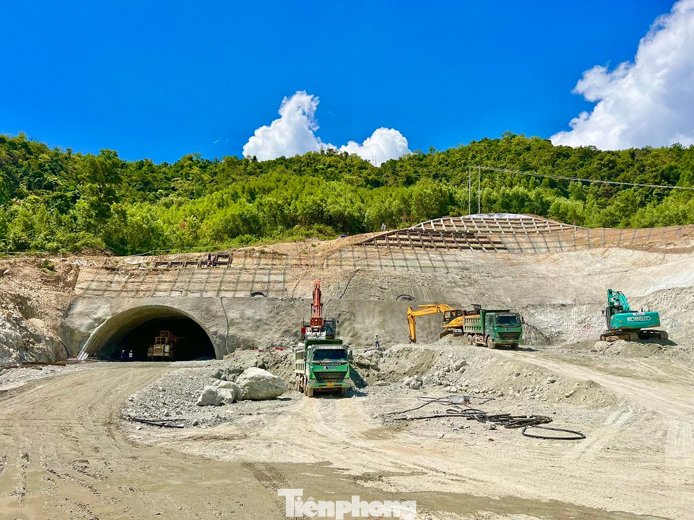 Dự án có chiều dài 88km, tổng mức đầu tư hơn 20.400 tỷ đồng. Trong đó đoạn qua địa phận tỉnh Quảng Ngãi dài 60,3km, qua tỉnh Bình Định dài 27,7km. Giai đoạn 1, cao tốc Quảng Ngãi - Hoài Nhơn có quy mô 4 làn xe, vận tốc 80km/h. Dự án do Ban Quản lý dự án 2 (Bộ GTVT) làm chủ đầu tư.