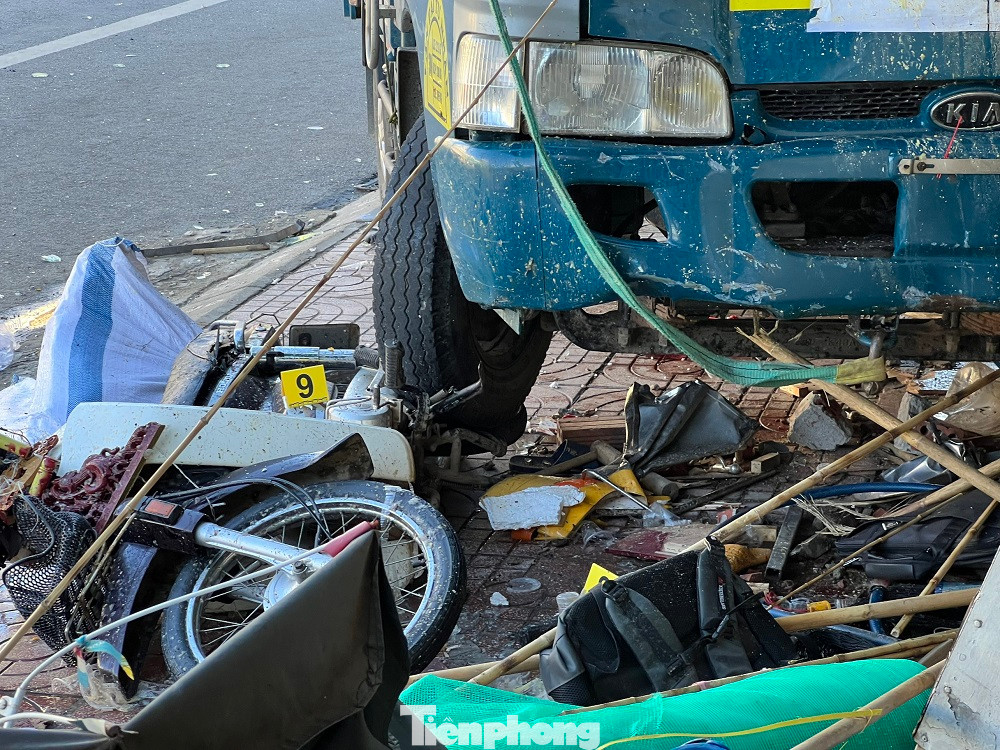 Nhiều đồ đạc của người dân bị hư hỏng nặng.