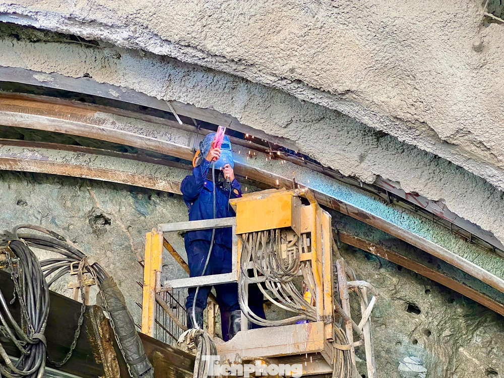 Theo ghi nhận của PV, các cửa hầm đã thi công vào sâu bên trong khoảng hơn 10m, các công nhân làm việc 24/24. Tại cửa hầm số 2 phía Bắc (thuộc xã Phổ Cường, thị xã Đức Phổ, tỉnh Quảng Ngãi), hàng chục cán bộ kỹ thuật, công nhân và máy móc chuyên dụng đang miệt mài làm việc.