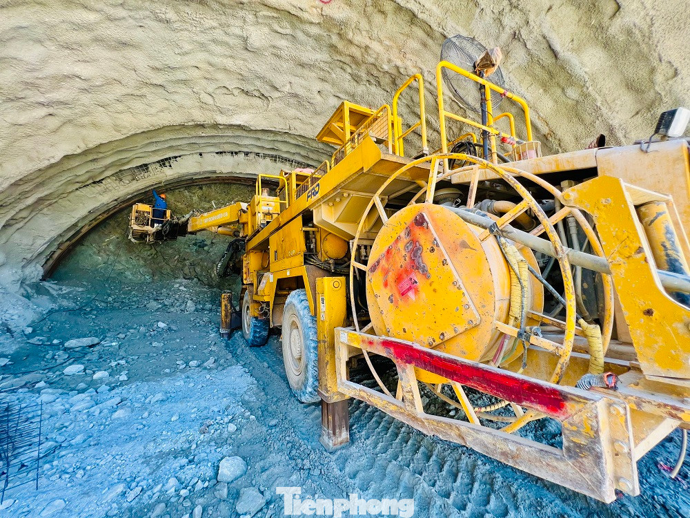 Cũng theo ông Huy, tập đoàn Đèo Cả đã làm chủ công nghệ thi công hầm theo phương pháp NATM (New Austrian Tunneling Method) - đào hầm bằng phương pháp khoan nổ, được chống đỡ bằng néo kết hợp với bê tông phun. Đồng thời cũng cải tiến phương pháp thi công để rút ngắn tiến độ thông hầm.