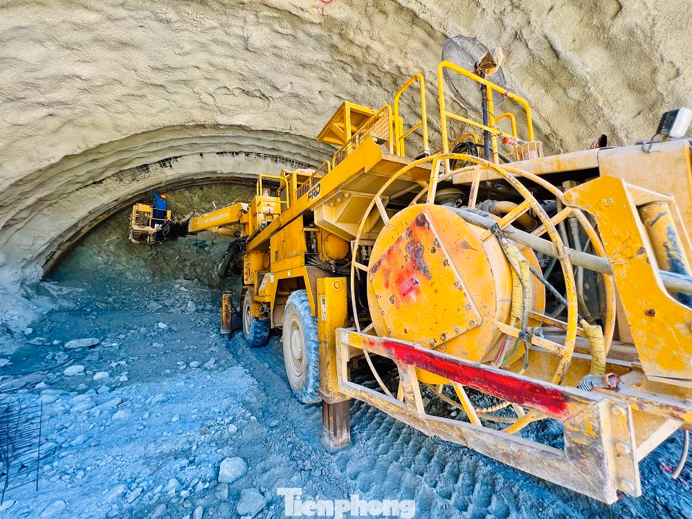 Cũng theo ông Huy, tập đoàn Đèo Cả đã làm chủ công nghệ thi công hầm theo phương pháp NATM (New Austrian Tunneling Method) - đào hầm bằng phương pháp khoan nổ, được chống đỡ bằng néo kết hợp với bê tông phun. Đồng thời cũng cải tiến phương pháp thi công để rút ngắn tiến độ thông hầm.